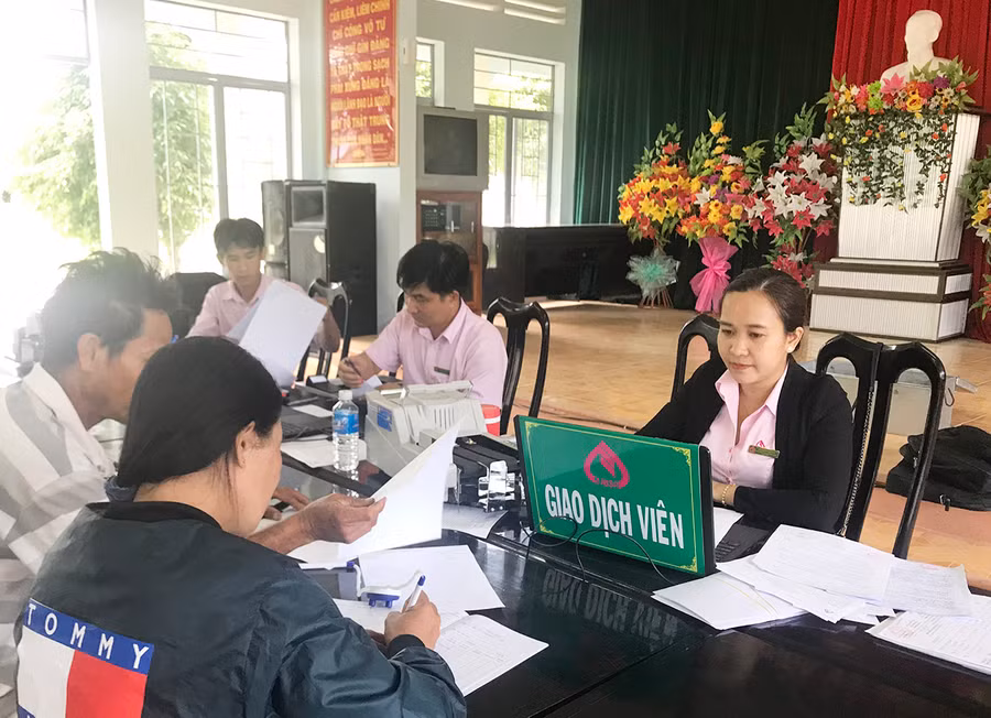  Trong 6 tháng đầu năm 2022, Ngân hàng Chính sách Xã hội tỉnh huy động vốn đạt 865,3 tỷ đồng, đạt 190% so với kế hoạch giao. Ảnh: Sơn Ca