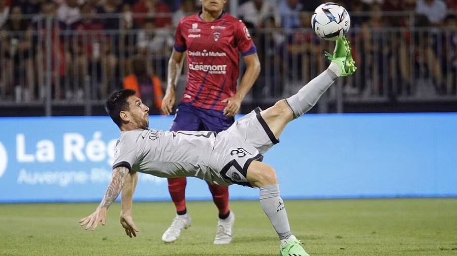  Messi thực hiện pha ghi bàn theo phong cách “xe đạp chổng ngược”. Ảnh: AFP