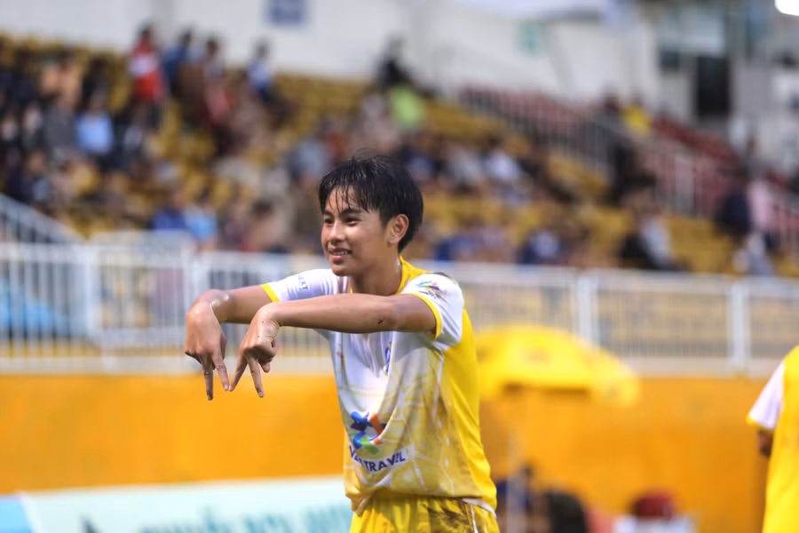 Gia Bảo đã mở tỷ số cho U15 HAGL với cú đánh đầu đẹp mắt. Ảnh: Văn Ngọc