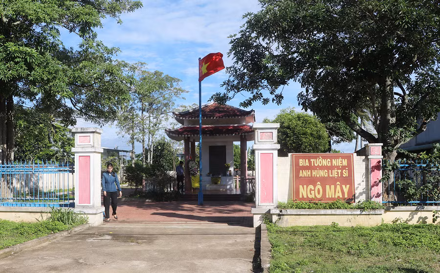  Năm 1997, huyện An Khê đã xây dựng Bia tưởng niệm Anh hùng liệt sĩ Ngô Mây nhằm tri ân, tưởng nhớ công lao, sự hy sinh quả cảm của Anh hùng liệt sĩ. Ảnh: Ngọc Minh