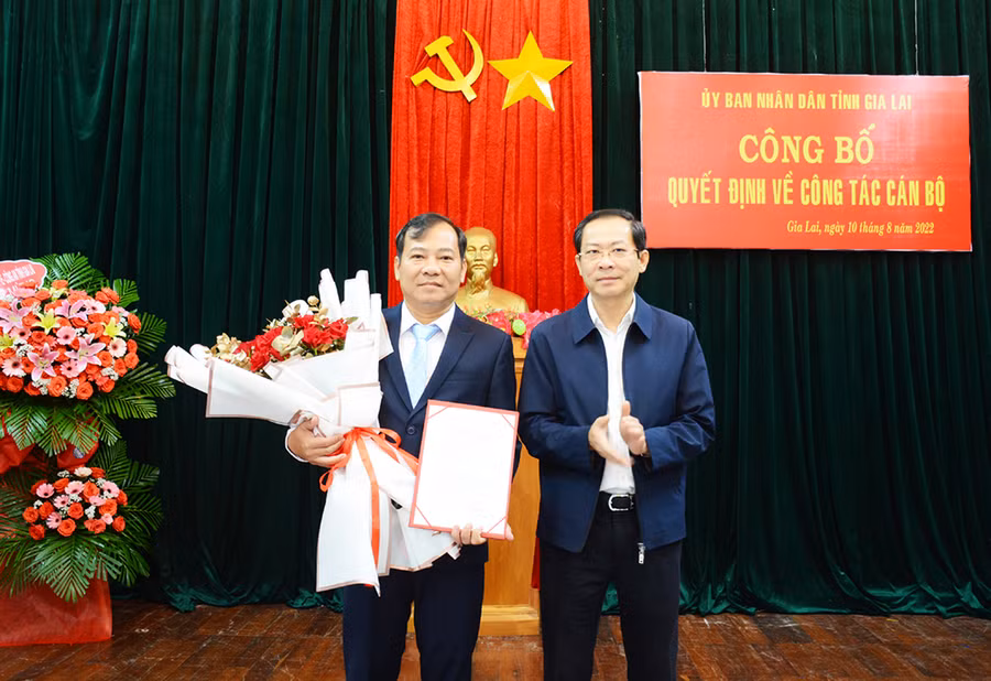  Phó Chủ tịch Thường trực UBND tỉnh Đỗ Tiến Đông trao quyết định bổ nhiệm Giám đốc Sở Giao thông-Vận tải cho ông Đoàn Hữu Dũng. Ảnh: Minh Nguyễn