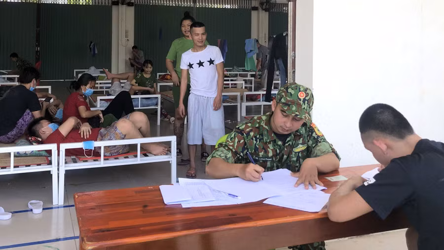 Đề nghị Campuchia phối hợp điều tra nguyên nhân 42 người Việt chạy khỏi casino ảnh 1 Lực lượng biên phòng tỉnh An Giang lấy lời khai 40 người về từ Campuchia. Ảnh: Trần Ngọc/TNO
