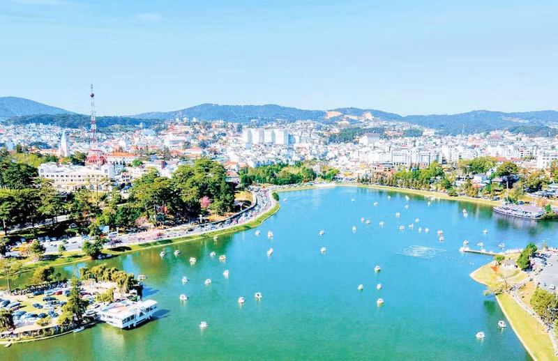 Vẻ đẹp của hồ Xuân Hương, thành phố Đà Lạt, tỉnh Lâm Đồng. Ảnh MAI VĂN BẢO