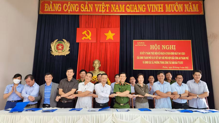 Công an TP. Pleiku cùng với các xã, phường ký cam kết quy chế phối hợp đảm bảo trật tự ATGT trên địa bàn. Ảnh: Bá Bính