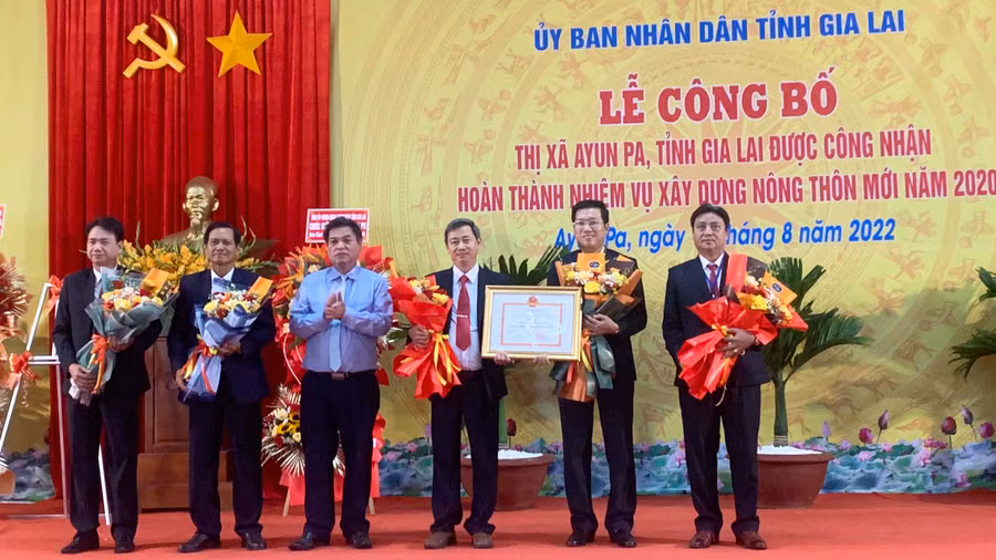Lãnh đạo Thị ủy, UBND, Ủy ban MTTQ Việt Nam thị xã đón nhận quyết định công nhận thị xã Ayun Pa hoàn thành nhiệm vụ xây dựng nông thôn mới của Thủ tướng Chính phủ. Ảnh: Vũ Chi