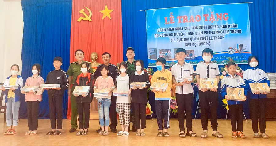  Trao tặng sách giáo khoa cho học sinh nghèo, khó khăn trên địa bàn xã Ia Dom, huyện Đức Cơ. Ảnh: Thanh Tịnh
