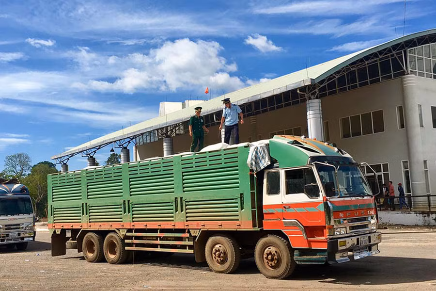 Khu Kinh tế Cửa khẩu Quốc tế Lệ Thanh: Cần “cú hích” mạnh mẽ để phát triển (GLO)- Khu Kinh tế Cửa khẩu Quốc tế (CKQT) Lệ Thanh (huyện Đức Cơ) có nhiều điều kiện để phát triển về mọi mặt. Tuy nhiên, đến nay, khu kinh tế này vẫn chưa phát triển như mong đợi. Để thay đổi điều này đòi hỏi phải có những “cú hích” mạnh mẽ từ nhiều phía. Nhiều hạn chế Khu Kinh tế CKQT Lệ Thanh nằm tại cửa ngõ tiếp giáp với các tỉnh Đông Bắc Campuchia nên thuận lợi về các điều kiện tự nhiên cũng như giao thông. Tuy nhiên nhiều năm qua, nơi đây khá đìu hiu. Hiện khu kinh tế này mới chỉ có 32 nhà đầu tư thực hiện 39 dự án với tổng vốn đăng ký 541,8 tỷ đồng, vốn đầu tư thực hiện ước đạt 232,6 tỷ đồng. Trong đó, 11 dự án đã hoàn thành đi vào hoạt động, 19 dự án đang xây dựng, 9 dự án đang làm thủ tục. Các dự án này chủ yếu là cho thuê kho, bãi và kinh doanh, xuất-nhập khẩu hàng nông sản. Khu chợ cửa khẩu khi mới xây dựng được kỳ vọng sẽ là điểm buôn bán nhộn nhịp ở vùng biên. Thế nhưng, hiện tại, chợ gần như bỏ không. Hoạt động giao thương khu vực này cũng mang tính thời vụ với các mặt hàng nông sản như mì, điều, cao su... Trong 6 tháng đầu năm 2022, tổng kim ngạch xuất-nhập khẩu tại Khu Kinh tế CKQT Lệ Thanh chỉ đạt 88,81 triệu USD; tổng thu ngân sách nhà nước đạt 6,23 tỷ đồng, nguồn thu chủ yếu là thuế giá trị gia tăng mặt hàng cao su nhập khẩu và thuế xuất khẩu mặt hàng phân bón. Tương tự, trước đây, cửa hàng miễn thuế đặt tại khu liên hợp cửa khẩu còn phong phú các mặt hàng, thu hút nhiều người đến mua sắm. Nhưng hiện nay, cửa hàng chỉ có mặt hàng rượu, hiếm hoi mới có khách ghé mua. Hay khi Quốc môn khánh thành, nhiều kỳ vọng về sự phát triển du lịch ở khu vực này đã được nhắc đến. Song đến nay, chỉ với Quốc môn, CKQT Lệ Thanh vẫn chưa thể “lôi kéo” được du khách tìm đến. Hiện tại, Khu Kinh tế CKQT Lệ Thanh vẫn chưa có quy hoạch chung nên thiếu định hướng trong vấn đề đầu tư xây dựng hạ tầng và thu hút đầu tư, gây ảnh hưởng rất lớn đến công tác lập quy hoạch sử dụng đất và kế hoạch sử dụng đất. Khu kinh tế này cũng chưa có bản đồ địa chính nên ảnh hưởng đến công tác kiểm kê, thống kê, quản lý sử dụng đất và cấp giấy chứng nhận quyền sử dụng đất; công tác bồi thường giải phóng mặt bằng chưa được triển khai. Ông Nguyễn Như Trình-Trưởng ban Quản lý Khu Kinh tế tỉnh-cho hay: Qua rà soát, kiểm tra quỹ đất thực hiện công tác bồi thường giải phóng mặt bằng, trước đây là đất lâm nghiệp (nằm trong phần diện tích đất UBND tỉnh đã giao cho Ban Quản lý rừng phòng hộ Đức Cơ quản lý và đã cấp giấy chứng nhận quyền sử dụng đất) nhưng có các trường hợp người dân đã canh tác vào mục đích sản xuất nông nghiệp (trồng cao su, điều…). Do đó, toàn bộ diện tích người dân đang canh tác trên đất lâm nghiệp nêu trên không đủ điều kiện được bồi thường khi Nhà nước thu hồi. Mặt khác, chính sách hỗ trợ cho các hộ dân đang canh tác trong khu vực giải phóng mặt bằng chưa được pháp luật quy định. Do vậy, công tác bồi thường, giải phóng mặt bằng đang gặp khó khăn, vướng mắc. Cần sự chung tay Để tăng cường công tác quản lý tại Khu Kinh tế CKQT Lệ Thanh, giữa năm 2019, Ban Quản lý Khu Kinh tế tỉnh đã ký kết quy chế phối hợp với UBND huyện Đức Cơ. Nội dung phối hợp gồm: Quản lý đầu tư; lập quy hoạch, quản lý quy hoạch và xây dựng; quản lý đất đai, khoáng sản và môi trường; quản lý doanh nghiệp và lao động; quản lý quốc phòng-an ninh và trật tự xã hội; quan hệ đối ngoại. Theo ông Nguyễn Như Trình-Trưởng ban Quản lý Khu Kinh tế tỉnh: “Việc phối hợp thực hiện các nhiệm vụ quản lý nhà nước trong Khu Kinh tế CKQT Lệ Thanh giữa 2 bên đã góp phần nâng cao hiệu quả cải cách hành chính và thu hút đầu tư, tạo môi trường thuận lợi để doanh nghiệp, nhà đầu tư tại đây cơ bản ổn định và phát triển. Hạ tầng khu vực cửa khẩu đã được đầu tư và dần đi vào hoàn thiện; đời sống người dân ngày càng phát triển, công nghiệp; thương mại-dịch vụ có sự tăng trưởng tích cực”. Tuy nhiên, Khu Kinh tế CKQT Lệ Thanh hiện vẫn chưa phát triển như kỳ vọng bởi nhiều hạn chế. Ông Vũ Mạnh Định-Chủ tịch UBND huyện Đức Cơ-cho hay: Đến nay, đã có 350 tỷ đồng được phân bổ để đầu tư hạ tầng cho khu vực CKQT Lệ Thanh. Huyện đang hướng tới phát triển thương mại-dịch vụ ở đây. Để thúc đẩy Khu Kinh tế CKQT Lệ Thanh phát triển như mong đợi, trước hết cần làm tốt công tác phối hợp giữa các bên. “Ban Quản lý Khu Kinh tế tỉnh cần tiếp tục đôn đốc, tạo điều kiện để doanh nghiệp hoàn thành các thủ tục triển khai dự án. Huyện sẽ chỉ đạo các phòng, ban chuyên môn và các xã phối hợp triển khai, có vấn đề gì sẽ xử lý ngay. Huyện cũng sẽ cùng Ban Quản lý Khu Kinh tế tỉnh nghiên cứu và tiếp tục kiến nghị những vấn đề liên quan đến việc hỗ trợ người dân trong công tác giải phóng mặt bằng, có thể vận động doanh nghiệp chung tay hỗ trợ. Về vấn đề phát triển du lịch, chúng ta cần có kế hoạch kết nối các vùng du lịch với nhau tạo nên các tour, ví dụ từ Pleiku lên Đức Cơ; từ Ia Grai đi dọc biên giới về bến đò A Sanh và qua CKQT Lệ Thanh; từ cửa khẩu đi qua các tỉnh Siem Reap, Preah Vihear... của Campuchia. Đặc biệt, làm sao để xây dựng “Chợ phiên biên giới”, có thể 1 tháng hoặc 1 quý/lần để người dân 2 bên giao thương, trao đổi hàng hóa, tạo động lực phát triển thương mại, du lịch, góp phần xứng tầm là CKQT”-ông Định cho biết. Còn theo ông Trần Thanh Vân-Chi cục trưởng Chi cục Hải quan CKQT Lệ Thanh: “Có một thực tế là người dân Campuchia đi thăm thân nhân hoặc muốn qua Việt Nam du lịch theo đường cửa khẩu Lệ Thanh chỉ được đi trong khu vực biên giới và trong vòng 24 tiếng đồng hồ, điều này hạn chế sự phát triển về du lịch rất nhiều. Chúng ta cần nghiên cứu lại vấn đề này. Sự phát triển khu vực này liên quan đến cả 2 nước. Tôi cho rằng, tại các cuộc họp sơ kết, tổng kết liên quan đến tình hình phát triển kinh tế-xã hội khu vực, chúng ta nên mời ban quản lý phía Campuchia đến dự để trao đổi thông tin, nắm bắt những vướng mắc của nhau nhằm kịp thời tháo gỡ”. Ông Nguyễn Xuân Thưởng-Phó Trưởng ban Quản lý Khu Kinh tế tỉnh cũng nêu ý kiến: “Hiện phí hạ tầng cho các xe qua lại khu vực này đã được hạ thấp, nhưng nhiều doanh nghiệp cho rằng phải chịu phí “ngoài luồng” khá nhiều. Chúng ta cần xem xét lại nghiêm túc vấn đề này để có giải pháp khắc phục. Thời gian làm việc tại khu cửa khẩu (từ 7 giờ đến 17 giờ) ít nhiều cũng gây ảnh hưởng đến hoạt động giao thương của doanh nghiệp. Vì vậy, nên chăng đề xuất thời gian hoạt động của các đơn vị chức năng tại đây theo thời vụ để tạo điều kiện thuận lợi hơn nữa cho doanh nghiệp, vì chỉ cần xuất-nhập khẩu chậm trễ sẽ gây ảnh hưởng đến thời gian, chi phí của doanh nghiệp”. HÀ DUY Kiểm tra xe vận chuyển hàng hóa qua khu vực Cửa khẩu Quốc tế Lệ Thanh. Ảnh: Hà Duy Quốc môn khánh thành đã tạo nhiều kỳ vọng về phát triển du lịch tại Khu Kinh tế Cửa khẩu Quốc tế Lệ Thanh. Ảnh: Đức Thụy