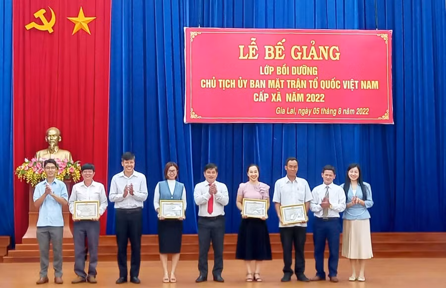 Khen thưởng cho các học viên đạt kết quả xuất sắc. Ảnh: Lê Đại
