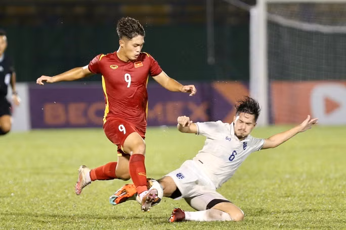 Quốc Việt thi đấu năng nổ nhưng không thể giúp U19 Việt Nam ghi bàn vào lưới Thái Lan