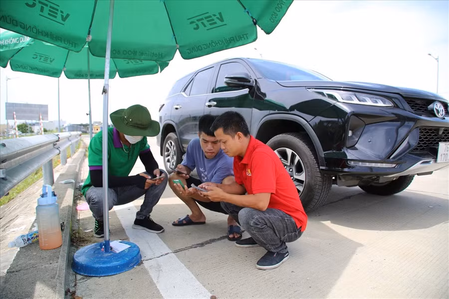 Nhiều khách hàng tỏ ra mệt mỏi khi bị buộc phải dừng lại khi qua trạm thu phí vì chưa dán thẻ ETC.