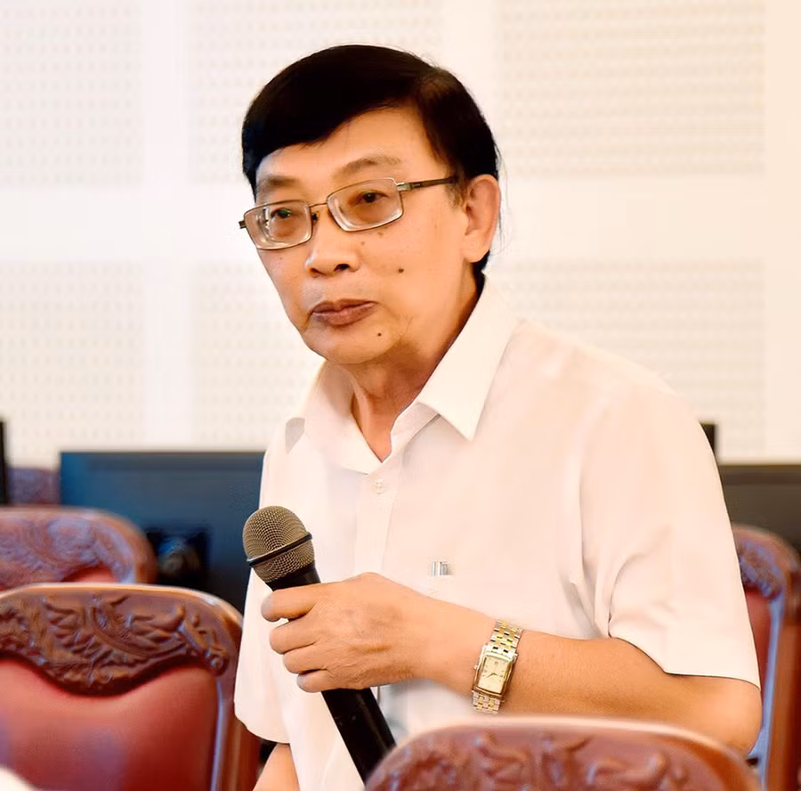 Ông Nguyễn Đình Tuấn-Phó Giám đốc phụ trách Sở Y tế tham gia ý kiến tại hội nghị. 