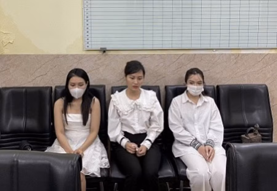 'Tú bà' Nguyễn Thị Hương Giang (ngồi giữa) điều hành đường dây môi giới mại dâm. Ảnh: Công an cung cấp