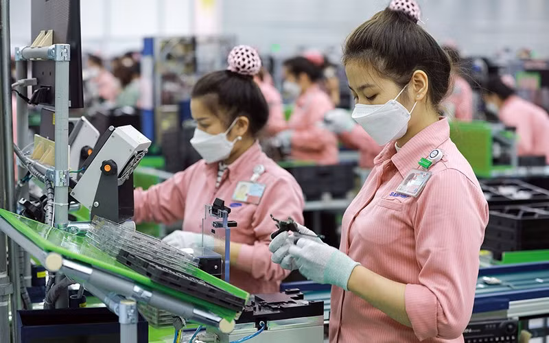 Dây chuyền sản xuất linh kiện điện tử tại Samsung Electronics Việt Nam Thái Nguyên. (Ảnh Nguyễn Đức/NDO) Dây chuyền sản xuất linh kiện điện tử tại Samsung Electronics Việt Nam Thái Nguyên. (Ảnh Nguyễn Đức/NDO)
