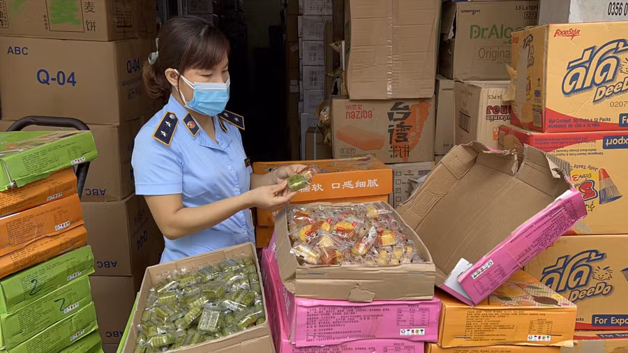  Những chiếc bánh không rõ nguồn gốc này khi bán ra thị trường chỉ có giá 2.500 đồng/chiếc.