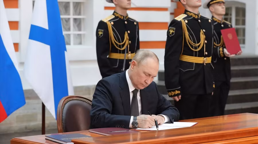 Tổng thống Vladimir Putin ký sắc lệnh phê chuẩn Học thuyết Hải quân Nga sửa đổi. Ảnh: Sputnik Tổng thống Vladimir Putin ký sắc lệnh phê chuẩn Học thuyết Hải quân Nga sửa đổi. Ảnh: Sputnik