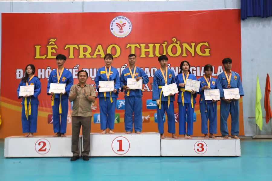 Ban tổ chức đã trao 25 bộ huy chương cho các vận động viên xuất sắc. Ảnh Văn Ngọc.jpg