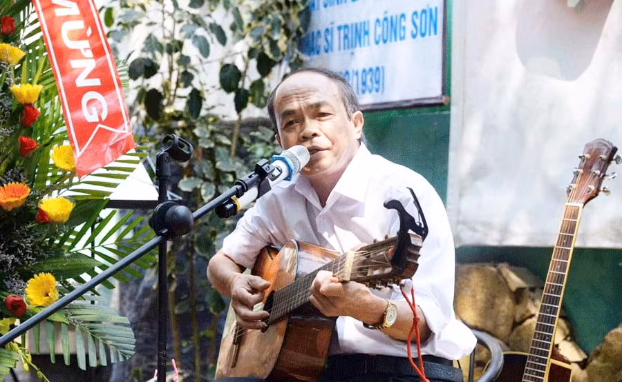  Nhạc sĩ Ngọc Tường trong một lần biểu diễn. Ảnh: Phương Linh