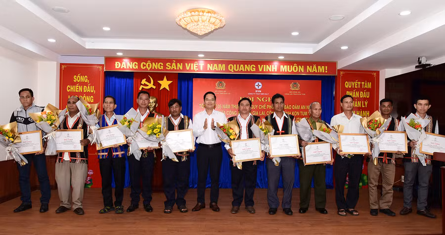 Công ty Thủy điện Ia Ly tặng giấy khen cho các già làng, trưởng thôn tiêu biểu của 2 tỉnh Gia Lai và Kon Tun. Ảnh: Ngọc Hiến
