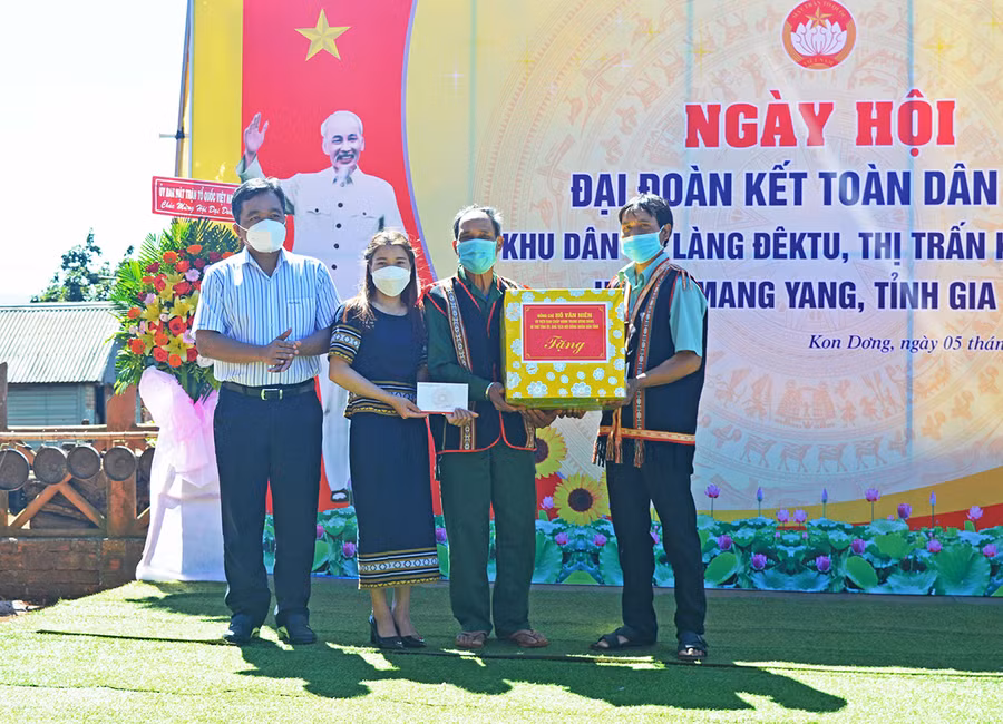  Ủy viên Ban Chấp hành Trung ương Đảng, Bí thư Tỉnh ủy, Chủ tịch HĐND tỉnh Hồ Văn Niên (bìa trái) tặng quà cho cán bộ và Nhân dân làng Đê Ktu (thị trấn Kon Dơng, huyện Mang Yang) tại Ngày hội Đại đoàn kết dân tộc năm 2021. Ảnh: Anh Huy