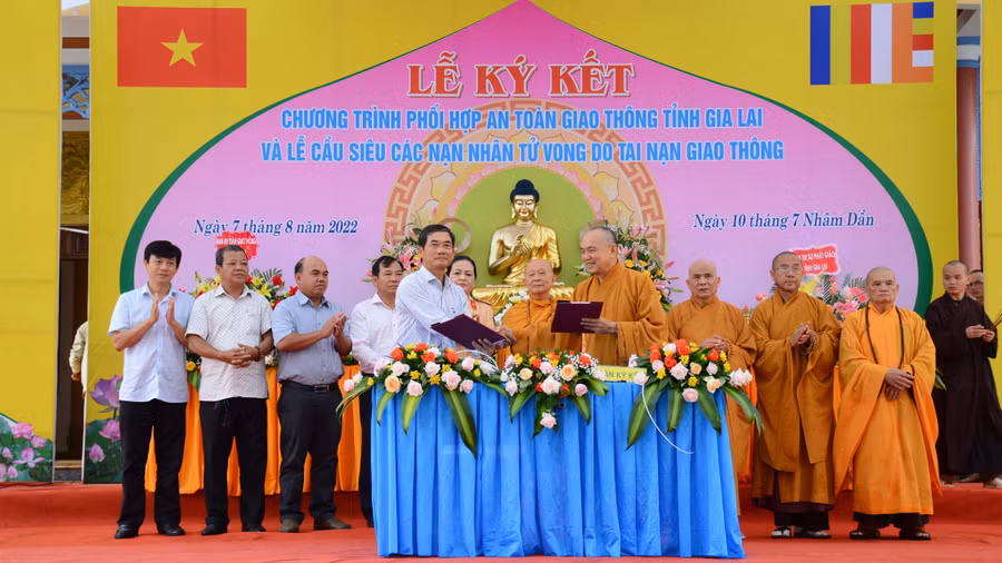 Đại diện Ban ATGT tỉnh và Ban Trị sự Giáo hội Phật giáo Việt Nam tỉnh ký kết Chương trình phối hợp tuyên truyền, vận động tăng ni, phật tử tham gia bảo đảm trật tự, ATGT giai đoạn 2022-2025. Ảnh: Minh Nguyễn