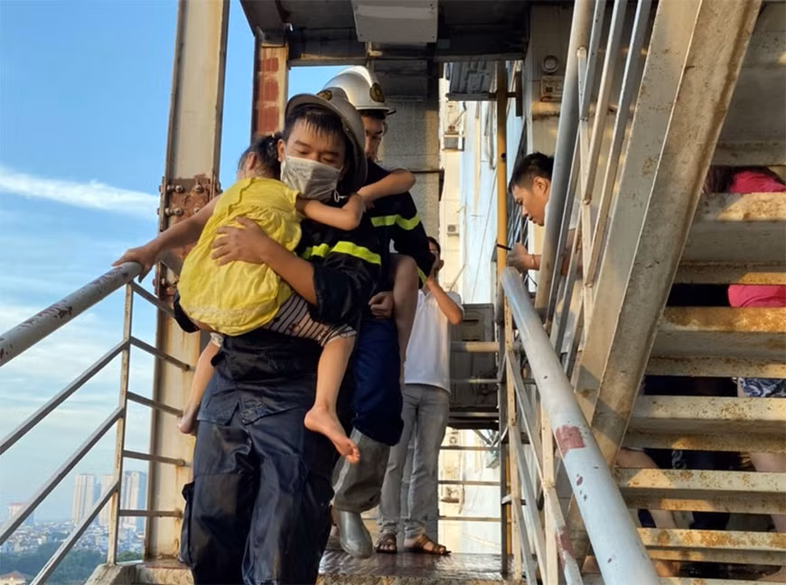 Lực lượng Cảnh sát Phòng cháy chữa cháy và Cứu nạn cứu hộ cứu người mắc kẹt thoát khỏi đám cháy chung cư ở Hà Đông. Ảnh nguồn qdnd.vn