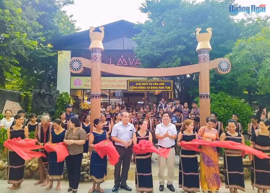  Cắt băng khai trương Khu dịch vụ văn hóa cộng đồng Xơ Đăng Kon Tum tại Quảng Ngãi. Ảnh: T.Nhàn/Baoquangngai