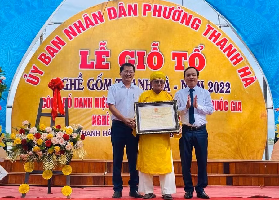Đại diện làng gốm đón nhận bằng Di sản văn hóa phi vật thể quốc gia nghề gốm Thanh Hà. Ảnh: LINH TUẤN/QNO Đại diện làng gốm đón nhận bằng Di sản văn hóa phi vật thể quốc gia nghề gốm Thanh Hà. Ảnh: LINH TUẤN/QNO