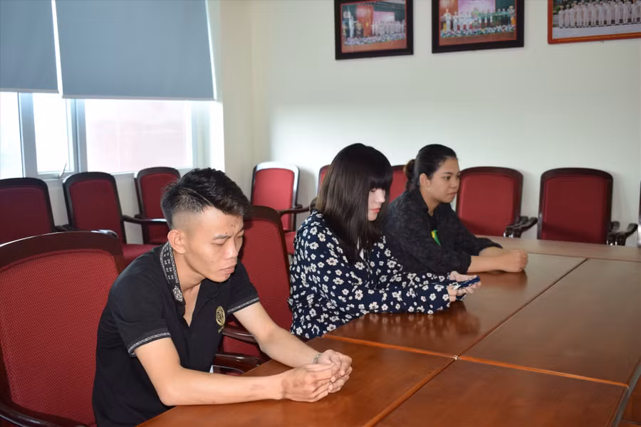 Nhóm bị can mua bán tài khoản ngân hàng bị Công an tỉnh Hưng Yên phát hiện. Ảnh: CACC