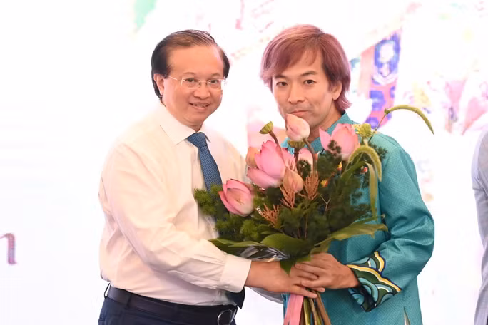 Thứ trưởng Bộ VH-TT-DL Tạ Quang Đông tặng hoa cho ca sĩ Joseph Kwon Thứ trưởng Bộ VH-TT-DL Tạ Quang Đông tặng hoa cho ca sĩ Joseph Kwon