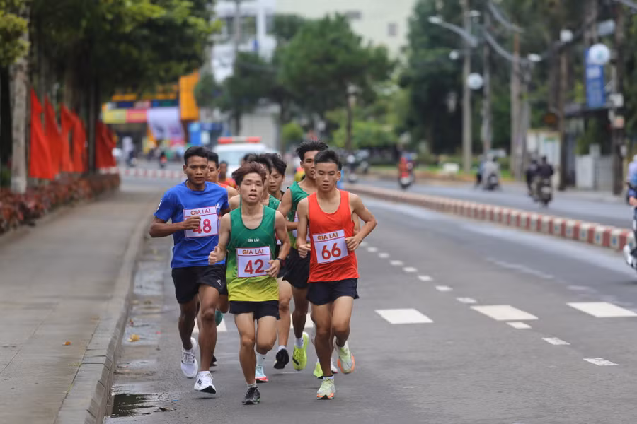 Các vận động viên chạy tuyến quảng trường Đại Đoàn Kết đến đường Quang Trung và vòng lại đủ cự ly 7 km Ảnh Văn Ngọc