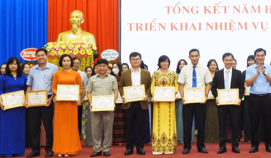 Các tập thể được nhận giấy khen của Chủ tịch UBND thành phố. Ảnh: Thanh Nhật Các tập thể được nhận giấy khen của Chủ tịch UBND thành phố. Ảnh: Thanh Nhật