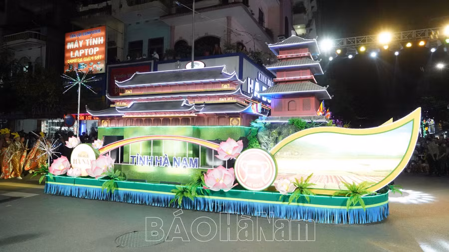 Xe mô hình mô phỏng các công trình văn hóa tiêu biểu của tỉnh Hà Nam tại lễ hội. Ảnh Chu Bình/Báo Hà Nam