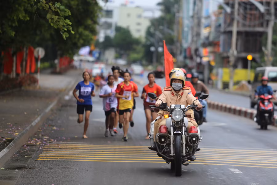 Công an TP Pleiku làm nhiệm vụ dẫn đoàn và chốt chặn các nút giao thông để vận động viên thi đấu an toàn