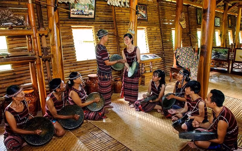 Trao truyền những giá trị văn hóa cho thế hệ sau. Trao truyền những giá trị văn hóa cho thế hệ sau.