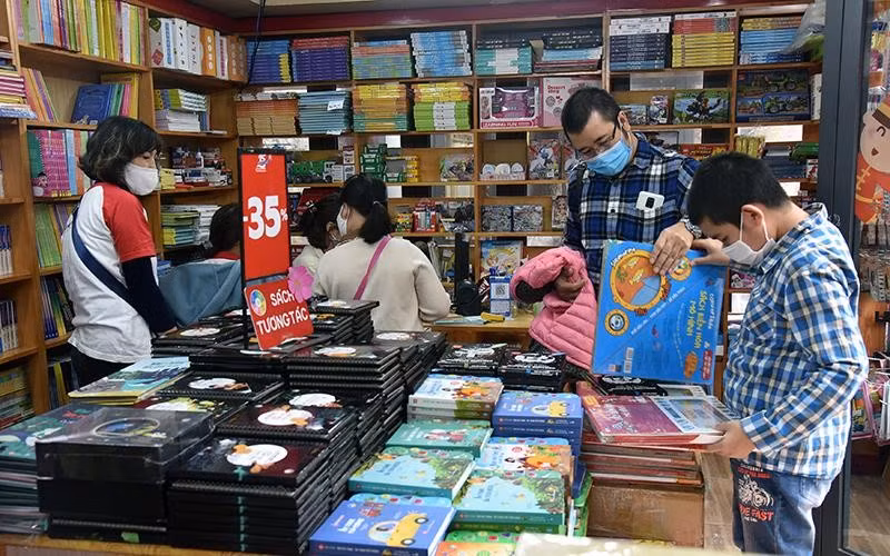 Những cuốn sách hay góp phần giáo dục, bồi dưỡng tư tưởng, lối sống tốt đẹp cho con người. (Ảnh Thanh Lâm) Những cuốn sách hay góp phần giáo dục, bồi dưỡng tư tưởng, lối sống tốt đẹp cho con người. (Ảnh Thanh Lâm)