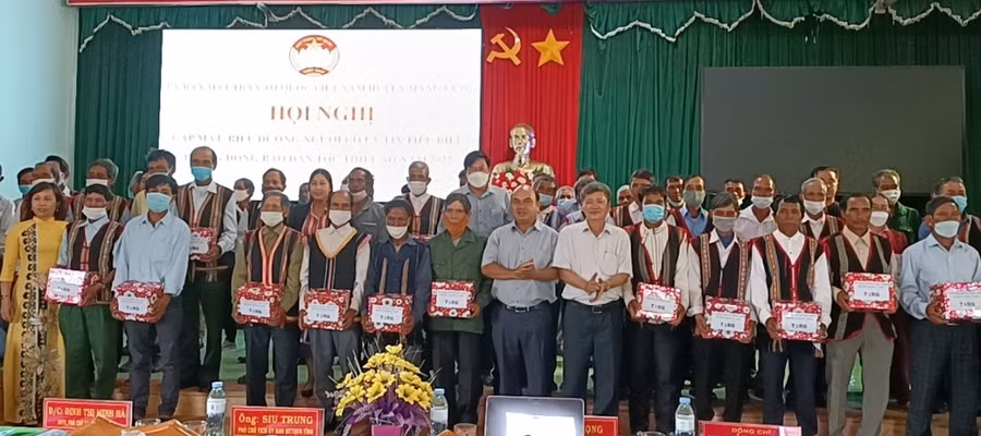 Đại diện lãnh đạo Mặt trận Tổ quốc tỉnh và lãnh đạo huyện Mang Yang tặng quà cho người uy tín tiêu biểu nhân hội nghị biểu dương năm 2022. Ảnh: Ngọc Anh