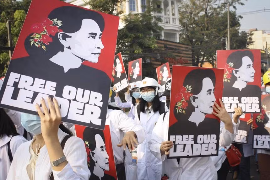 Sinh viên ủng hộ bà Aung San Suu Kyi biểu tình trên đường phố ở Yangon, Myanmar. Ảnh: AP
