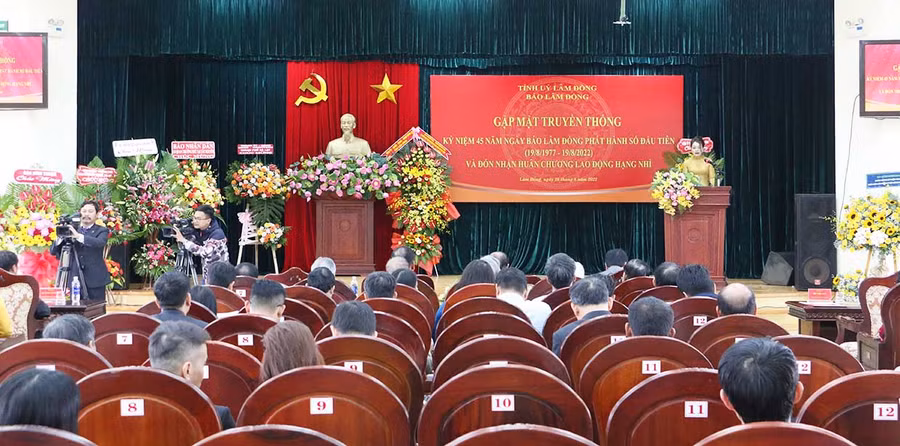 Quang cảnh buổi Gặp mặt truyền thống Kỷ niệm 45 năm Ngày Báo Lâm Đồng phát hành số báo đầu tiên. Ảnh: Quang Tấn
