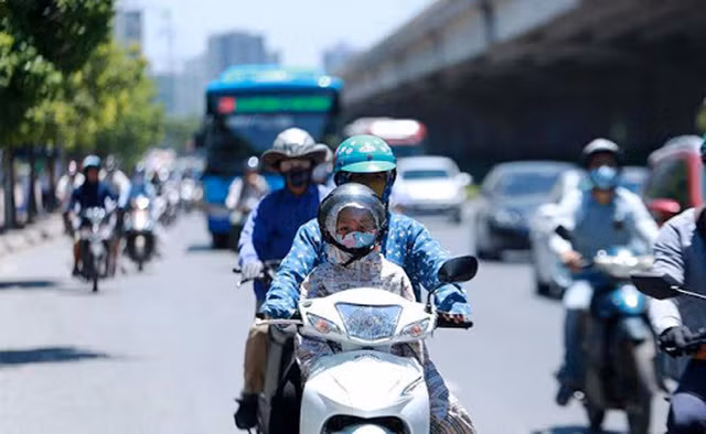 Người dân cần mang đồ bảo hộ đầy đủ khi đi dưới trời nắng nóng để đảm bảo an toàn sức khỏe. Ảnh: SKĐShời tiết nắng nóng 