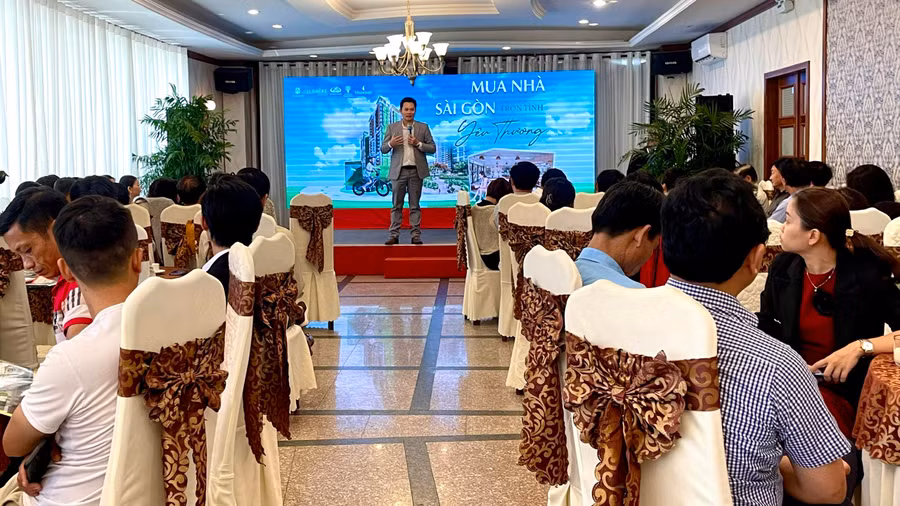Đại diện công ty cổ phần Bất động sản Golden Land giới thiệu chương trình Mua nhà Sài Gòn, trọn tình yêu thương. Ảnh: Minh Phương
