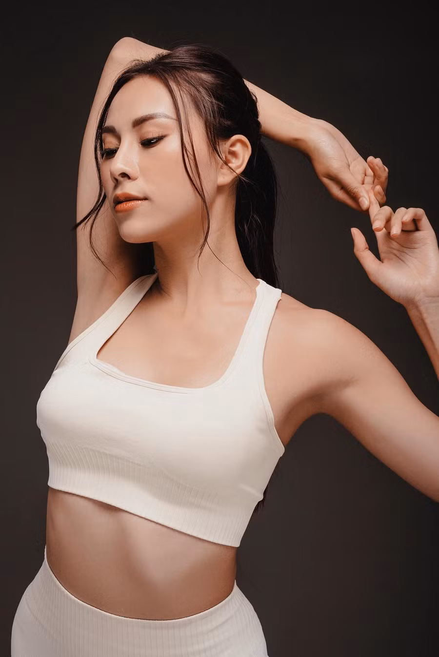Vi Anh sở hữu chiều cao 1m70 cùng số đo 3 vòng nóng bỏng 83-63-94.