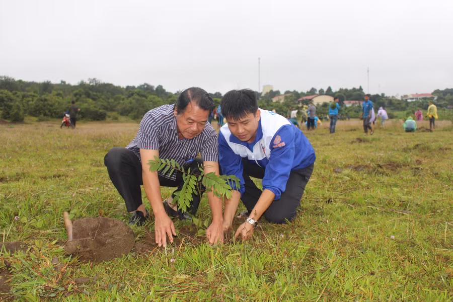 Đồng chí Trần Xuân Quang (bìa trái)-Phó Bí thư Thường trực Thành ủy Pleiku và anh Thái Giang Nam-Bí thư Thành Đoàn Pleiku trồng cây xanh tại thôn 5 (xã Gào). Ảnh: Phan Lài