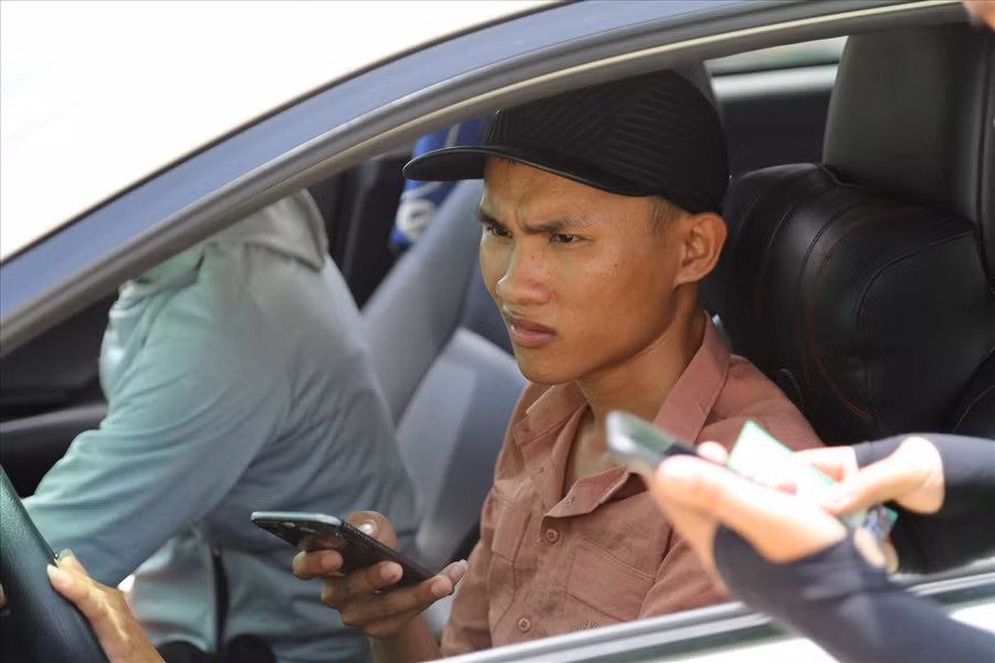 Nhiều khách hàng không nắm được thông tin, nên khi qua trạm bị buộc phải dừng lại, tìm kiếm giấy tờ tùy thân cung cấp nhân viên làm dán thẻ ETC…