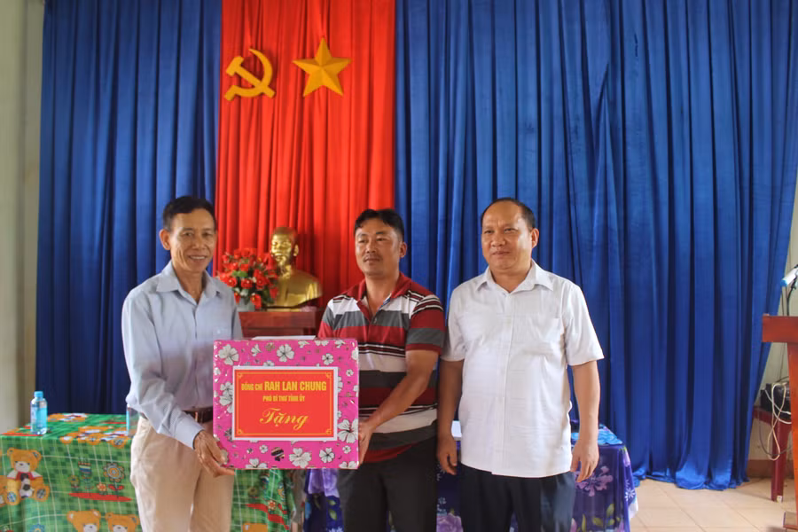 Phó Bí thư Tỉnh uỷ Rah Lan Chung tặng quà cho Chi bộ và Nhân dân làng Ban (xã Đun, huyện Chư Sê). Ảnh: Phan Lài