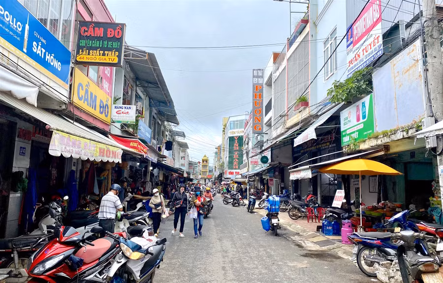 Dọc tuyến đường Ngô Gia Tự, việc kinh doanh, mua bán khá nhộn nhịp. Ảnh: Mộc Trà Dọc tuyến đường Ngô Gia Tự, việc kinh doanh, mua bán khá nhộn nhịp. Ảnh: Mộc Trà