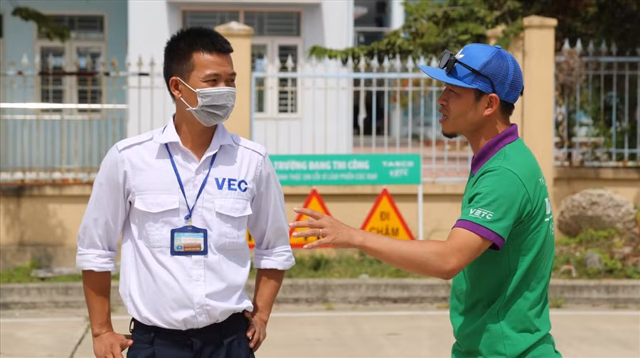 Nhiều xe được lưu thông khi nhân viên thu phí khắc phục xong sự cố không nhận diện được thẻ ETC.