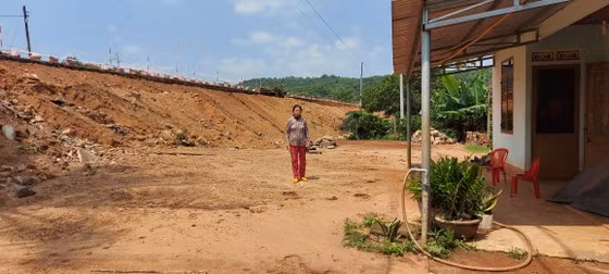 Đất đá tràn vào nhà dân. Đất đá tràn vào nhà dân