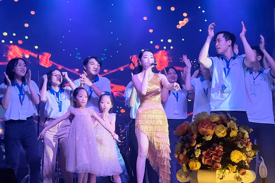  Phần biểu diễn của ca sĩ Cao Công Nghĩa mang đến nhiều cảm xúc cho đêm nhạc gây quỹ của nhóm từ thiện Fly To Sky. Ảnh: Minh Nhật