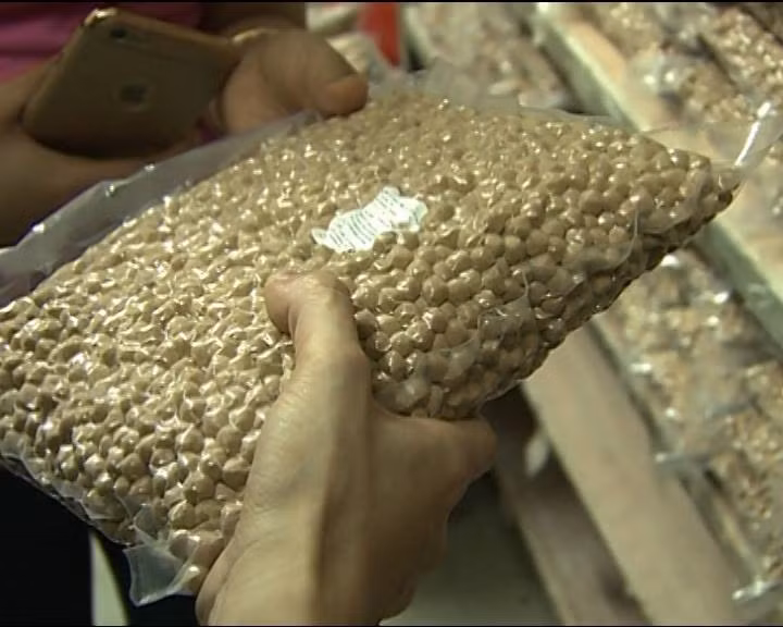 Gói trân châu không nhãn mác có giá 25.000 đồng/kg có thể pha hàng chục cốc trà sữa. Ảnh: L.H