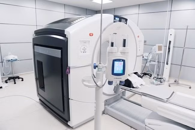  Trong khi chúng ta đang phải mua những con dao mổ giá rẻ 